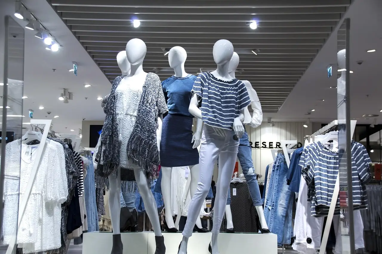 shopping mall, shopwindow, fashionable clothes, female weaknesses, temptation, mannequin, lifestyle, stylish clothes, fashionable brands, shopping